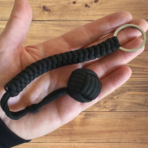 Paracord nøglering med stålkugle